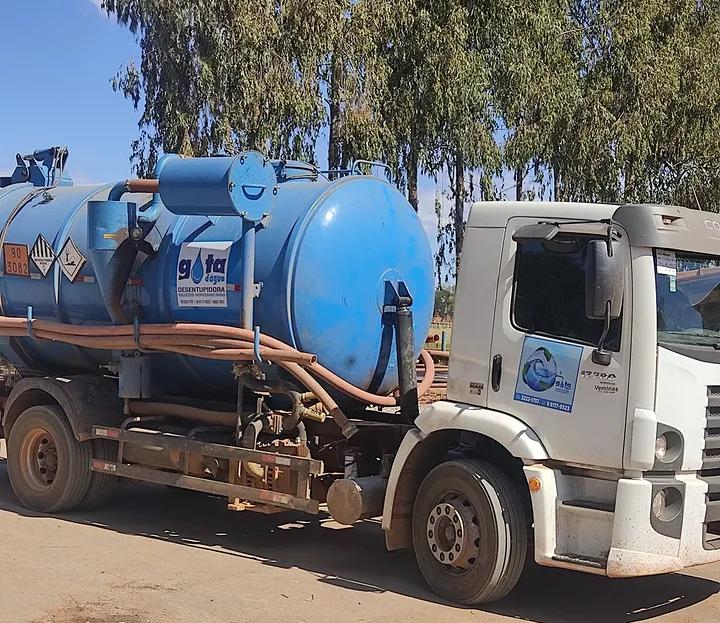 Caminhão limpa fossa da Gota D'água pronto para atendimento em Montes Claros