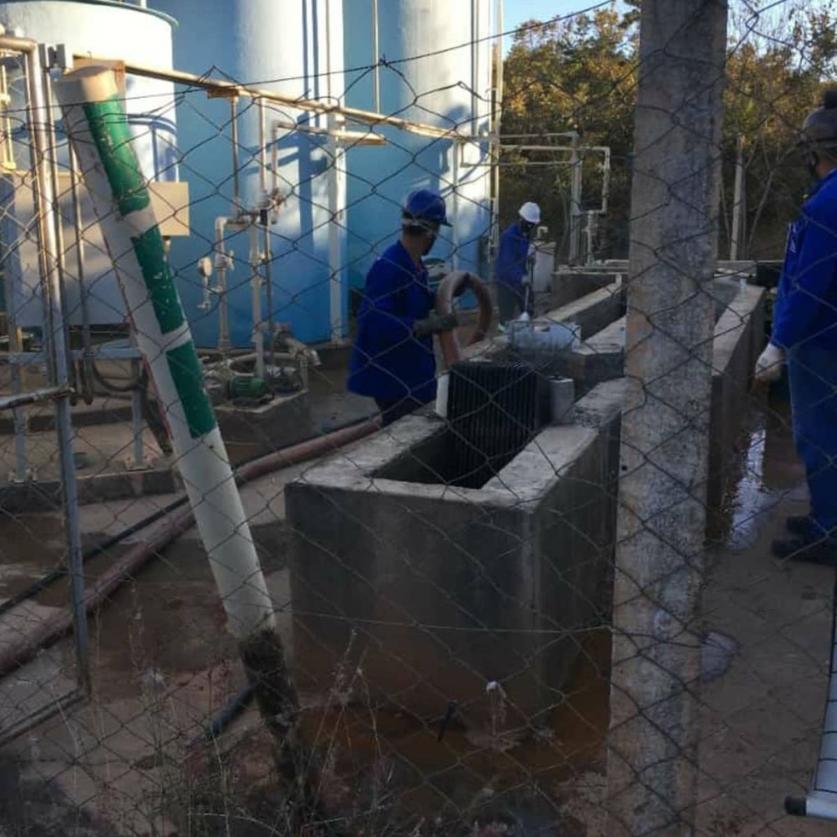 Equipe especializada realizando desentupimento industrial em Montes Claros MG