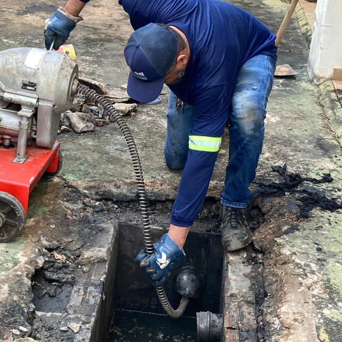 Desentupimento de esgoto com equipamento profissional