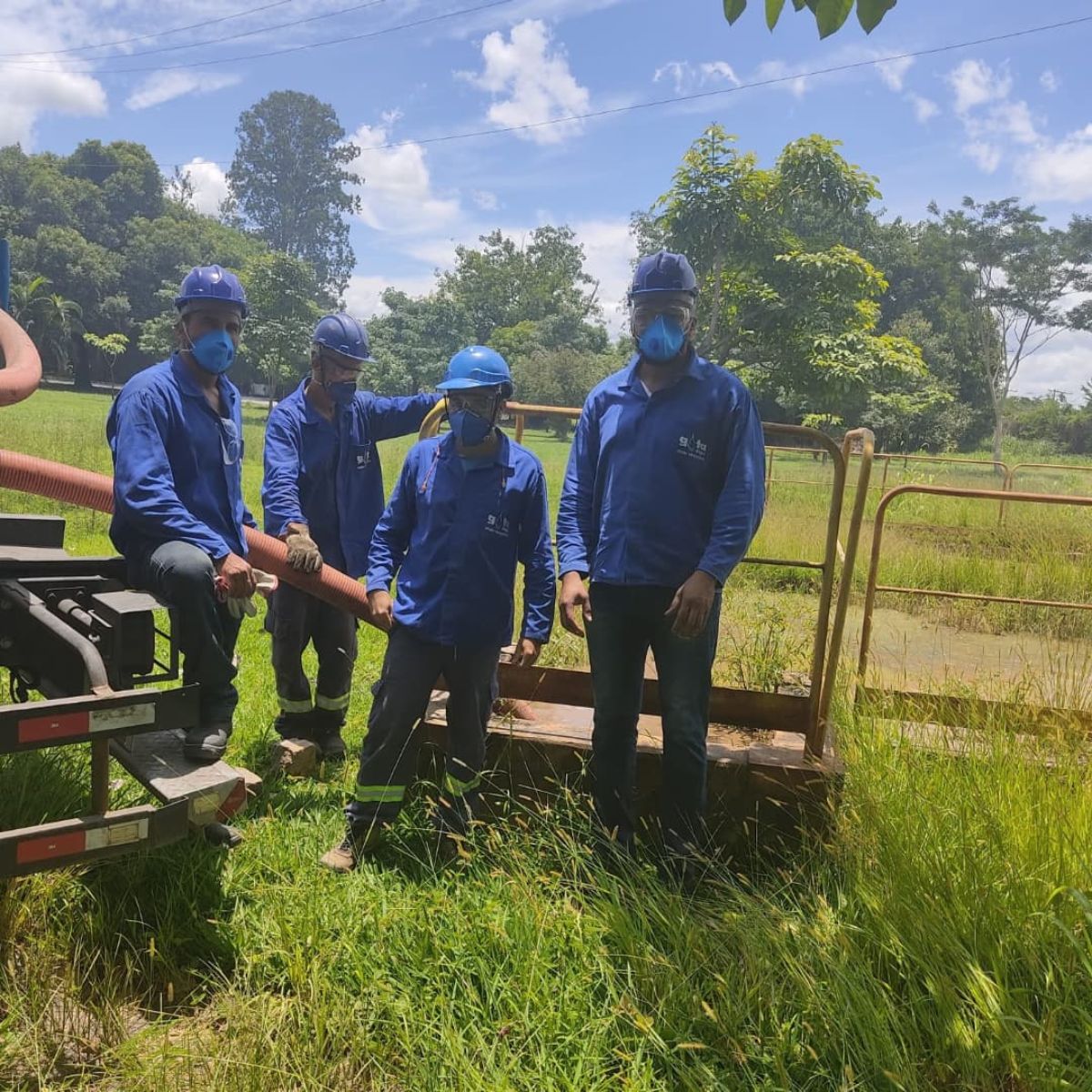 Equipe técnica da Desentupidora Gota D'água com EPIs completos