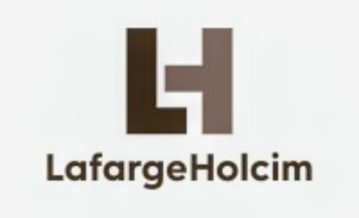 Logo LafargeHolcim — cliente atendido pela Desentupidora Gota D'água