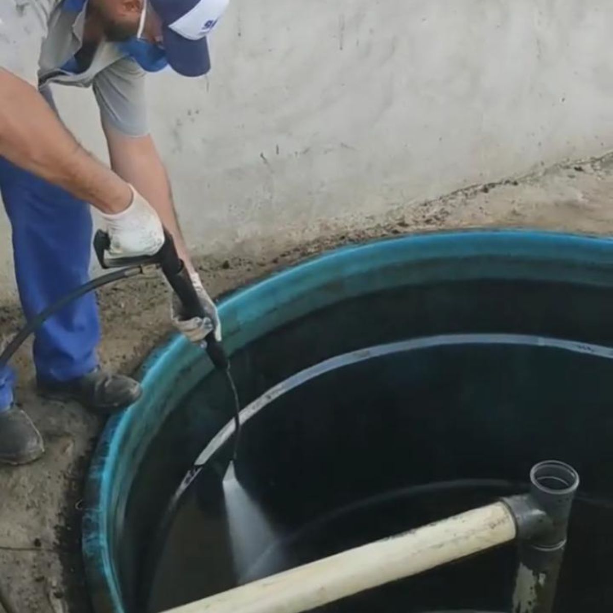 Tratamento e higienização de fossa com produto específico