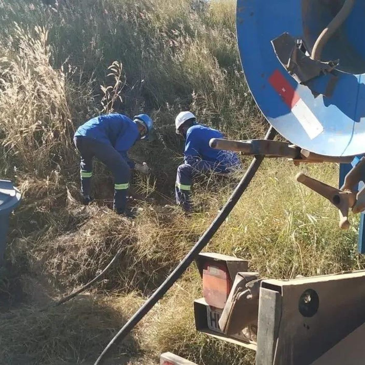 Equipe em campo realizando desentupimento de rede de esgoto