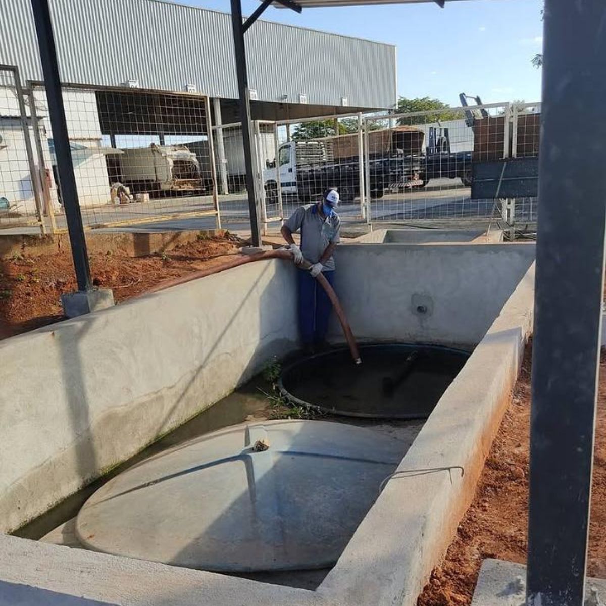 Limpeza de caixa separadora e fossa industrial em Montes Claros
