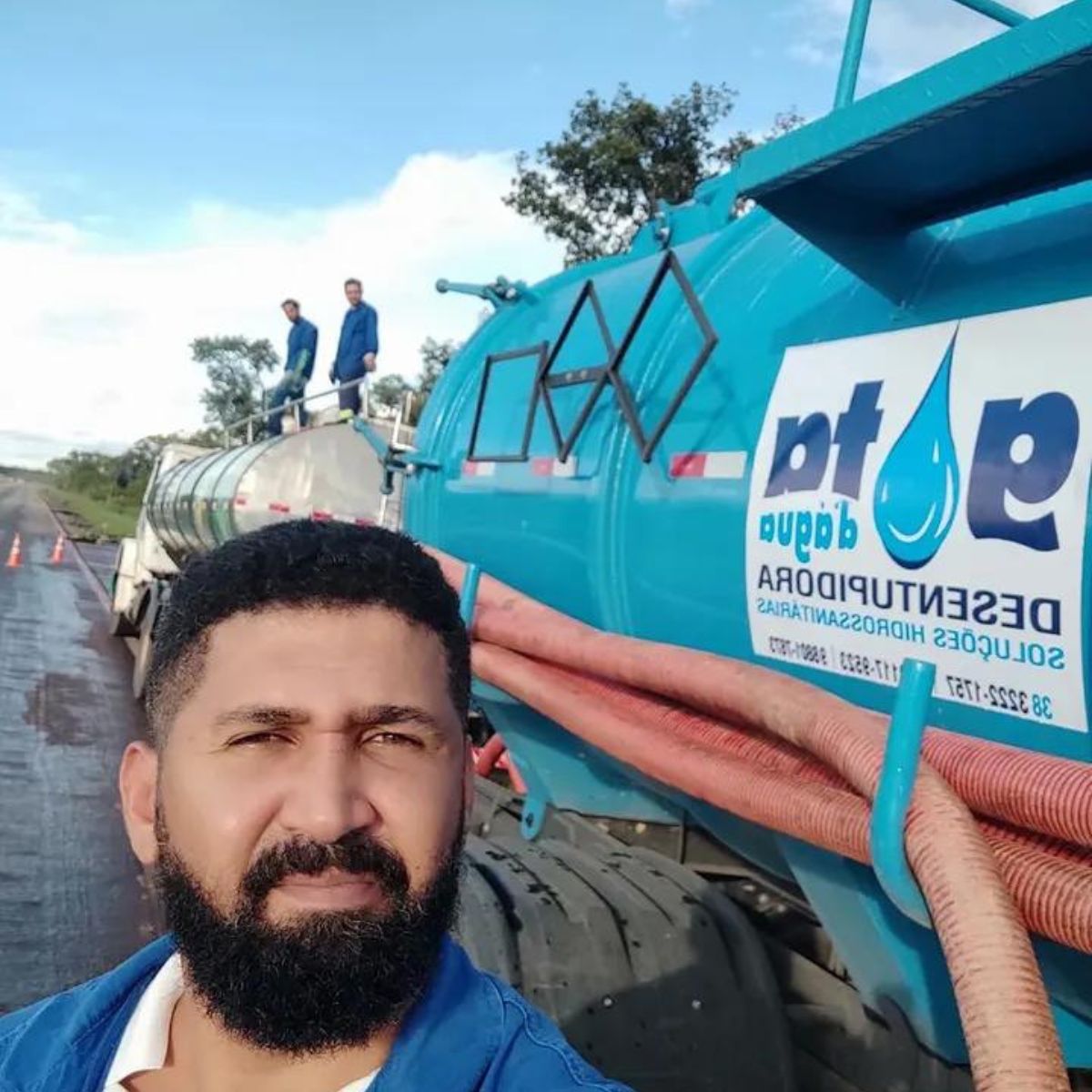 Profissional da Gota D'água em atendimento com caminhão limpa-fossa
